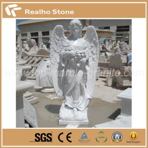 Estátua de anjo ao ar livre com asas