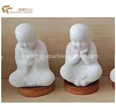 Estátua de mármore do pequeno monge com diferentes designs